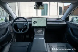 Stop agli schermi giganti? La Cina impone il ritorno dei tasti fisici sulle auto, ma non è come sembra