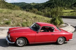 Alfa Romeo con due icone del passato al Rétromobile di Parigi 2023