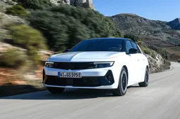 Opel Astra GSe: prova in anteprima, interni, motore, prezzo