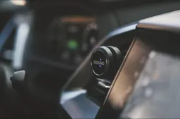 Viaggia in tutta sicurezza con OOONO CO-DRIVER: un valido alleato nel traffico quotidiano