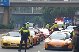 Hong Kong: colossale gara clandestina tra 45 supercar [VIDEO]