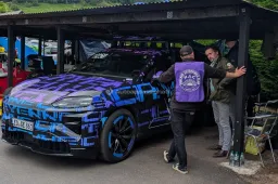 Beccata la nuova Porsche Cayenne: in azione con Richard Hammond [FOTO]