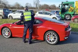 Beccati a gareggiare in autostrada a oltre 200 km/h: eccesso di velocità e test alcol positivo