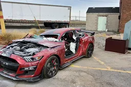 Ford Mustang Shelby GT500: perchè i vigili del fuoco l’hanno fatta a pezzi?