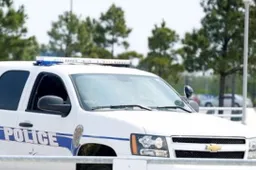 Texas, ragazza apre l’auto sbagliata: il proprietario le spara