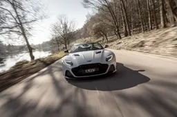 Aston Martin DBS Superleggera Volante: tetto aperto per la nuova Super GT inglese