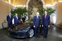Il Presidente Mattarella entusiasta davanti alla nuova Ferrari Roma [FOTO]