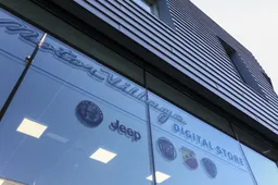 Come Stellantis trasforma i suoi concessionari: accordo con Samsung