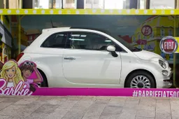 Fiat 500 Barbie protagoniste di una candid camera a Milano