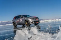 Jeep Grand Cherokee Trackhawk: record sul ghiaccio del lago Baikal [VIDEO]