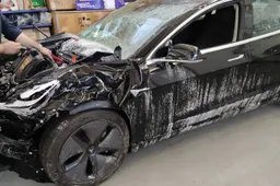 Tesla si schianta in Liguria: nel mirino l’Autopilot, non ha riconosciuto un ostacolo