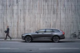 Nuova Volvo V90 Cross Country: prime foto e informazioni