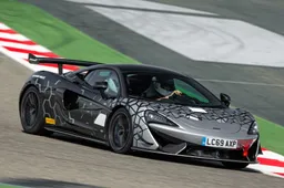 Porsche 911 GT3 RS contro McLaren 620R: chi vince?