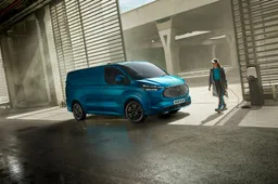 Ford E-Transit Custom All-Electric: l'elettrificazione corre sul furgone dell'Ovale Blu