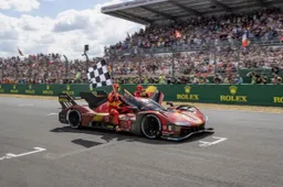 Ferrari 499P in parata a Maranello: si celebra la vittoria a Le Mans