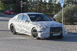 Mercedes Classe E 2023: sorpreso su strada il muletto [FOTO SPIA]