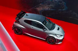 Toyota GR Yaris MY25: debutta in Italia con interessanti novità. Prezzi da 52.000 euro