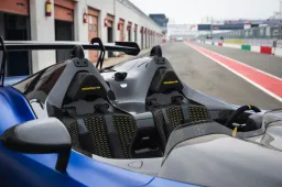 Alcantara veste la Dallara Stradale 2025: due configurazioni, una sola protagonista