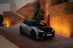 Lexus RZ si rinnova: più potenza, autonomia e controllo per il SUV elettrico