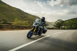 Yamaha TRACER 7 e TRACER 7 GT Y-AMT: la sport-tourer si fa automatica