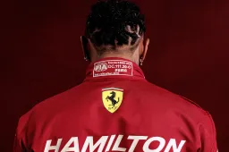 Le tute e i caschi di Hamilton e Leclerc in Ferrari 2025: cosa cambia