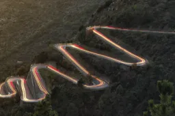 Irrazionali ma fieri. Semplicemente, noi appassionati di automobili.