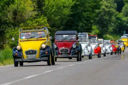 70 anni di strada percorsa con Citroen 2CV: l’icona bicilindrica