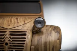 La 2CV in legno rende onore ad un modello storico per Citroen