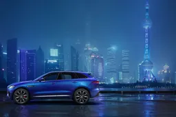 Jaguar mostra la nuova F-PACE prima del Salone di Francoforte