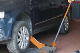 Cric auto: quale scegliere, quanto costa e come usarlo al meglio?