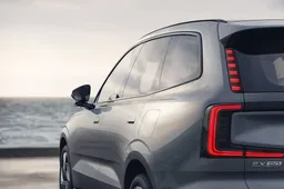 Volvo punta sull’ibrido, elettrico in stand-by