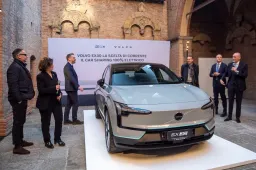 Volvo fornirà 300 EX30 per il car sharing Corrente del Gruppo Tper