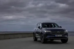 Prova Volvo XC90 2025: ammiraglia ibrida, fino a 455 CV. Prezzi e info