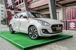 Suzuki Italia consegna a Walter Mazzarri la Swift Toro Edition