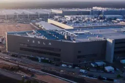 Stop alla produzione alla Gigafactory Tesla Berlino: ecco i motivi