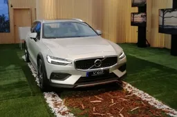 Nuova Volvo V60 Cross Country: eredita dalla sorella maggiore la voglia di fuoristrada