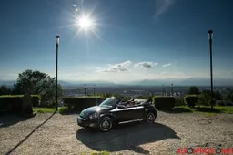 Volkswagen Maggiolino Cabriolet 50s Edition: la prova su strada