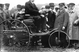 L’automobile compie 130 anni, auguri al suo papà