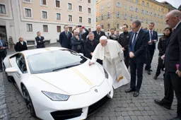 Lamborghini consegna una Huracan nelle mani di Papa Francesco