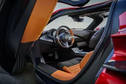 Gli interni di Alfa Romeo 33 Stradale portano la firma di Alcantara