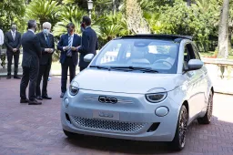 Mattarella sale sulla nuova Fiat 500 elettrica
