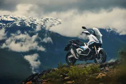 Honda X-ADV 2026: il “SUV su due ruote” torna in versione Tricolour e punta tutto su comfort e stile