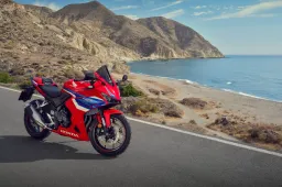 Honda CBR500R 2026: debutta la frizione elettronica per la supersport A2 ispirata alla Fireblade