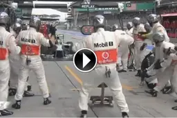 VIDEO - Lewis Hamilton sbaglia box durante il GP di Malesia