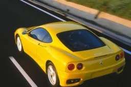 Beccato a 247 km/h con la Ferrari della madre sull’A7: tenta la fuga. Patente ritirata e auto sequestrata