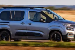 Stellantis, passo indietro con i multispazio: tornano i motori endotermici