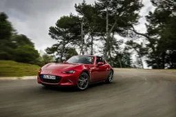 Mazda MX-5 RF: la roadster innova e si rinnova