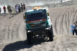 Dakar 2014: Gerard de Rooy a bordo dell'Iveco Powerstar in testa alla classifica
