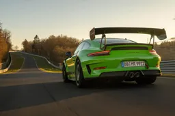 Porsche 911 GT3 RS MR: al Nurburgring ferma il cronometro sotto i 7 minuti [VIDEO]
