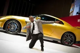 Bolt abbraccia l’oro dei Mondiali quello della Nissan GTR